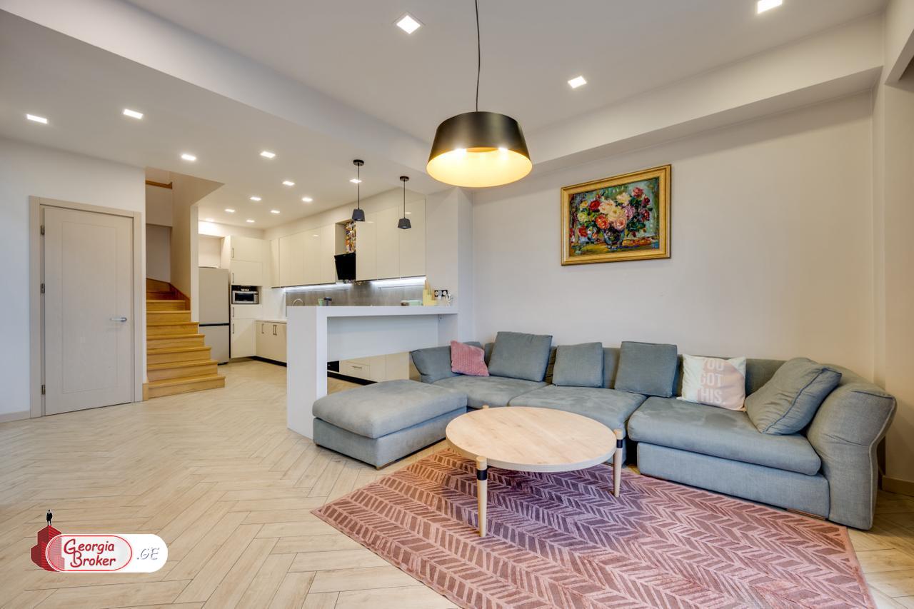 продается квартира с новым ремонтом 4-комнаты